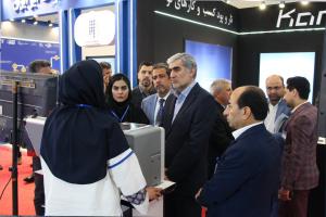 بازدید رییس صندوق نوآوری و شکوفایی از پاویون شرکت‌های دانش‌بنیان در نمایشگاه تراکنش ایران